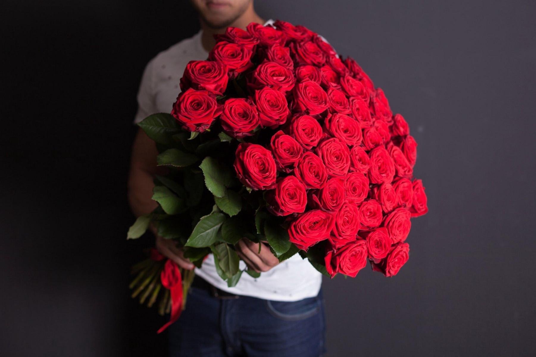 Мужчина со цветами. Парень с букетом роз. Букет цветов для мужчины. Огромный букет цветов. Букет роз в руках.