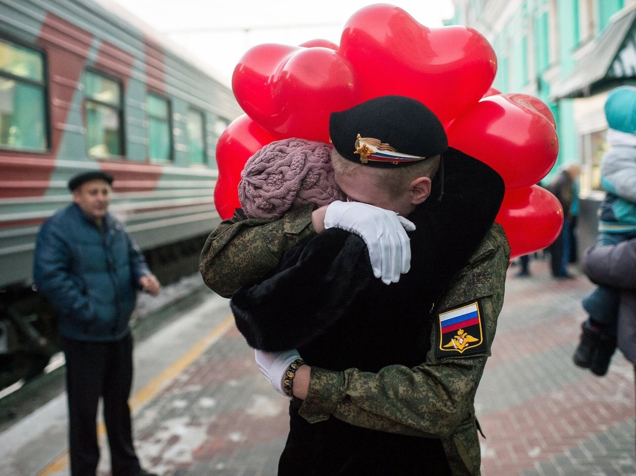 Встречаешь родню. Встреча дембеля на вокзале. Встреча солдата.