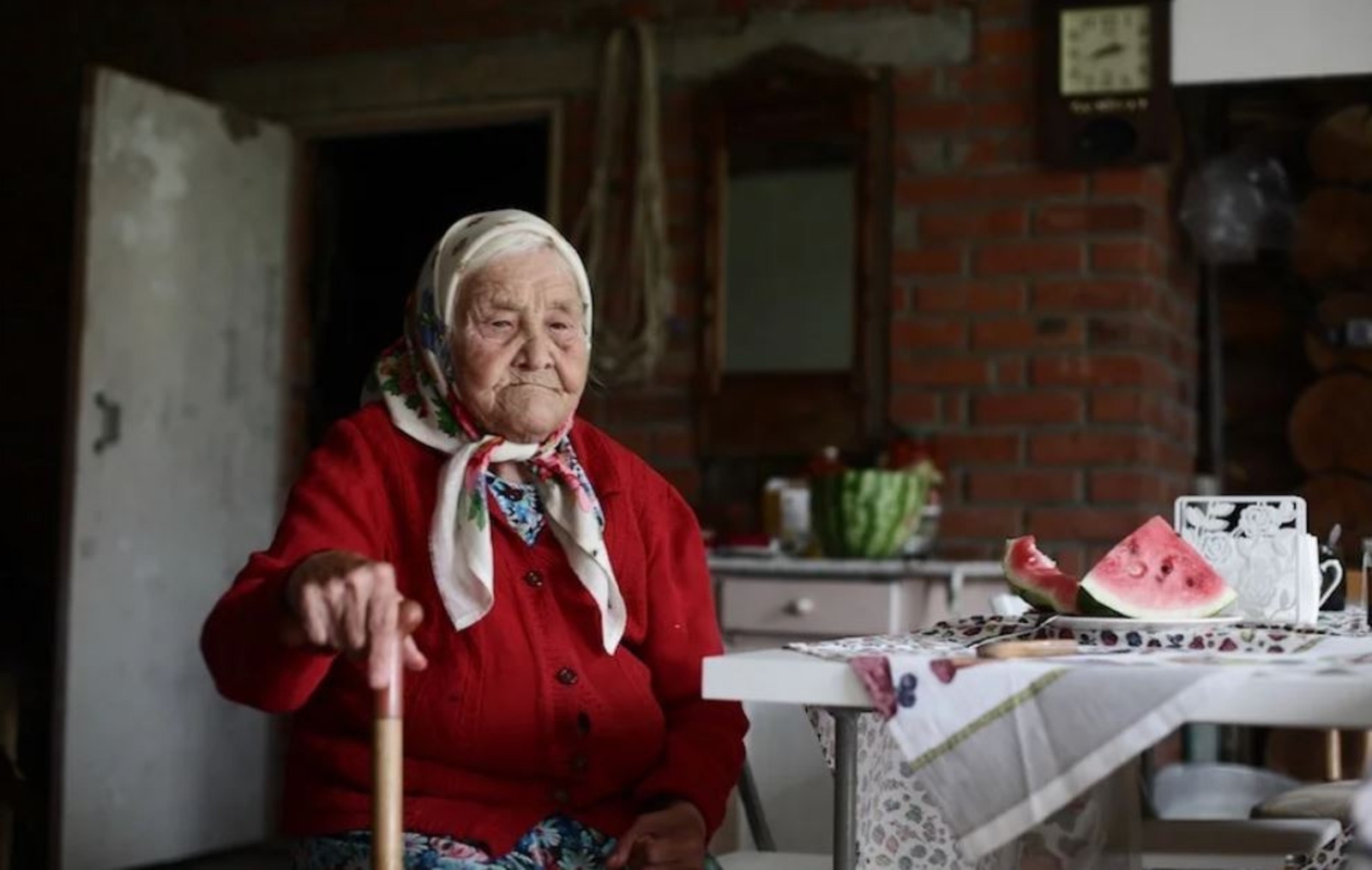 Бабушка первой пришла. Бабка в Красном. Бабушка в деревне. Деревенская бабуля. Плохая бабушка.