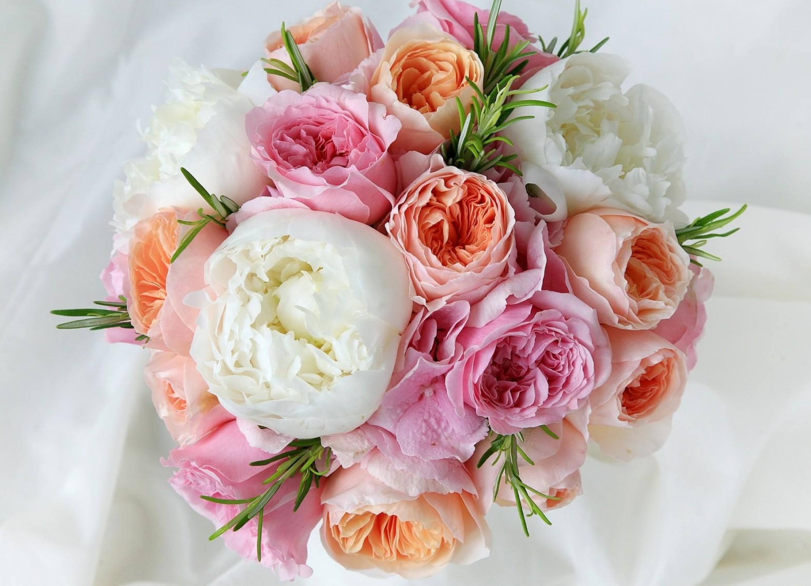 Розы бел пионы. Нежный букет пионовидных роз. Пионы и пионовидные розы.