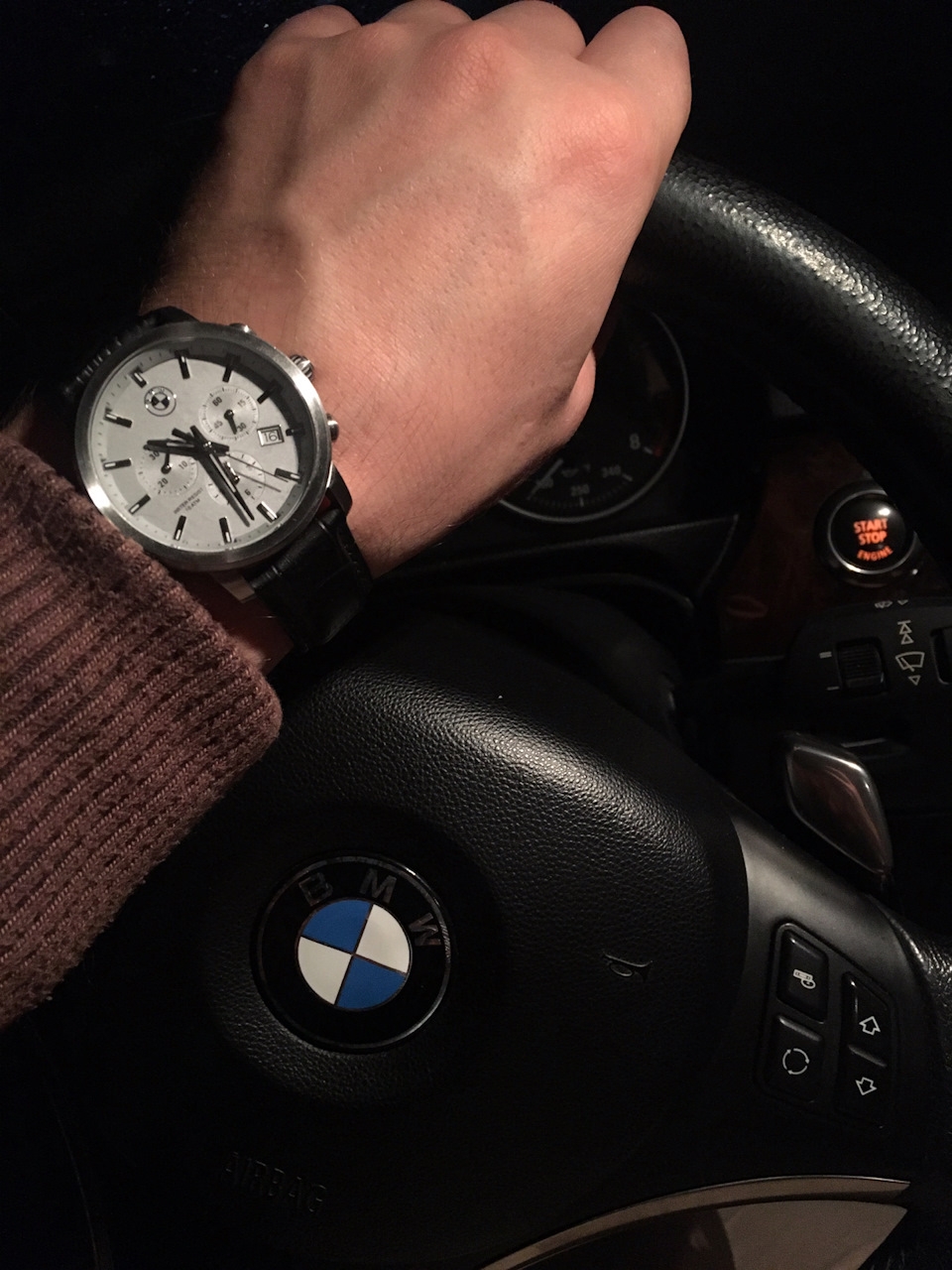 30 часов на машине. Часы BMW 10 AMT. Наручные часы BMW Speedometer. Часы мужские БМВ м5. Часы БМВ х5.