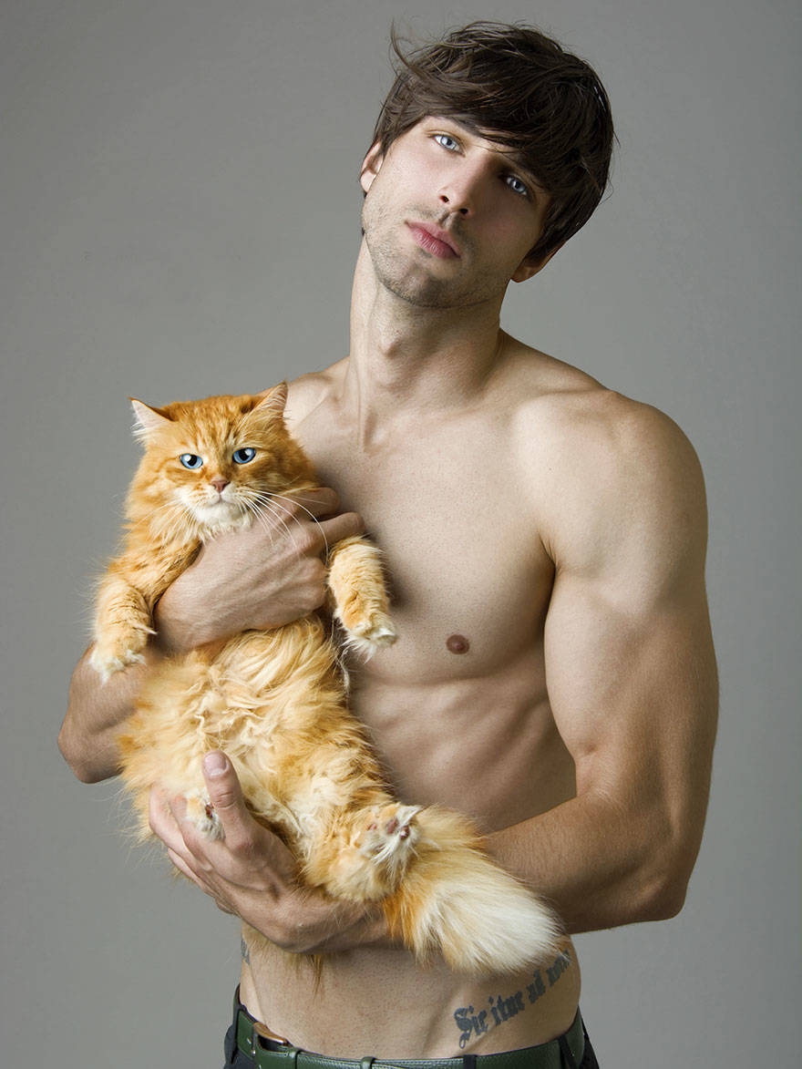 Накаченный рыжий. Мужчина с котом. Красивый мужчина с котом. Кот фотомодель. Мужчина с котом на руках.