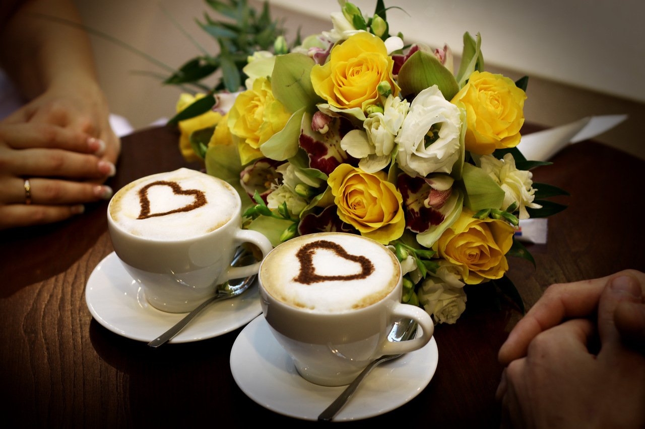 Картинка доброе утро с кофе и цветами. Кофе и цветы. Букет цветов и чашка кофе. Красивый кофе. Кофе в постель для любимой.