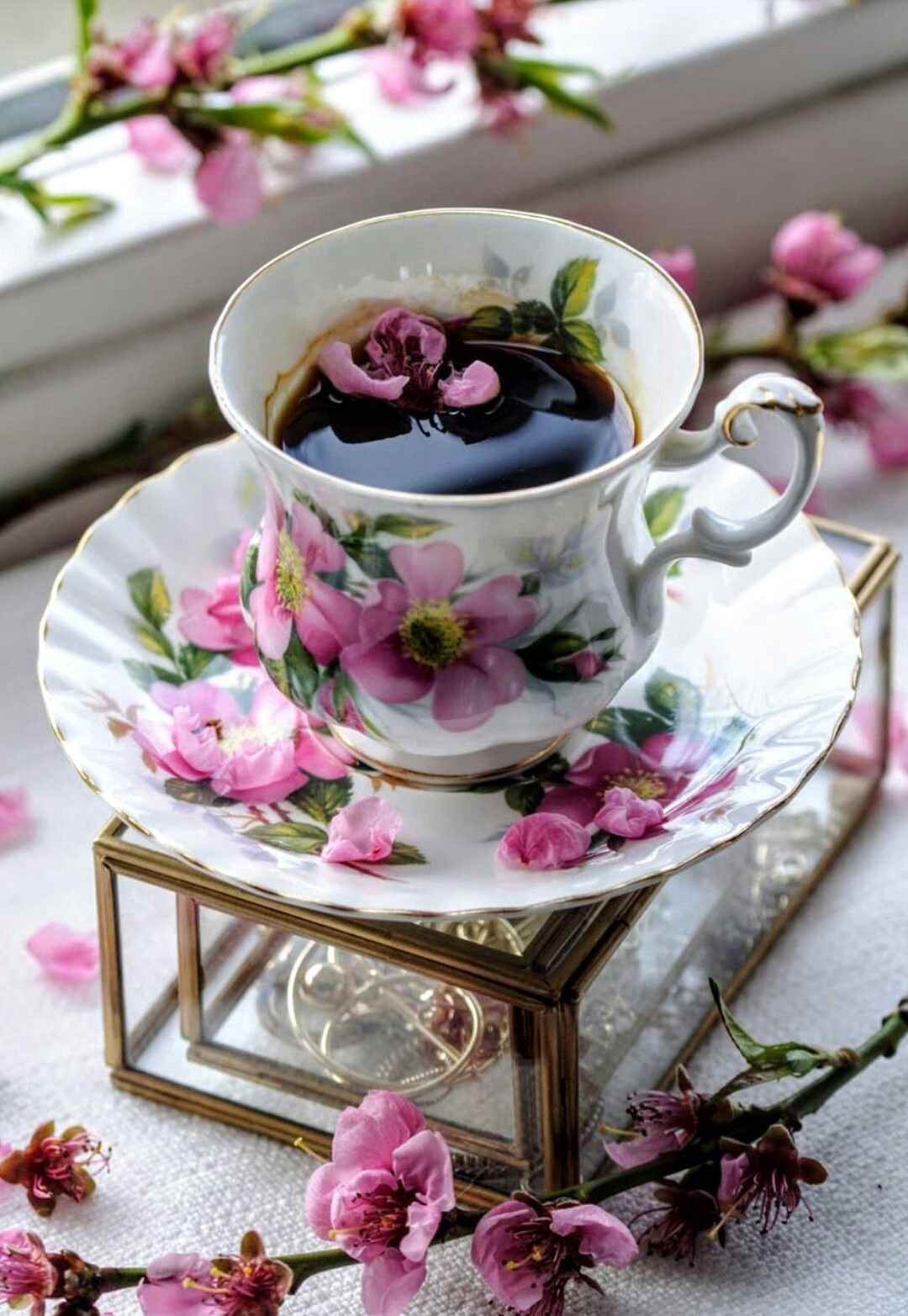 Доброе апрельское утро счастья. Утреннего чаепития с пожеланиями. Чашка утреннего чая с пожеланием. Цветы в чашке. Чашка чая с добрым утром с пожеланиями.