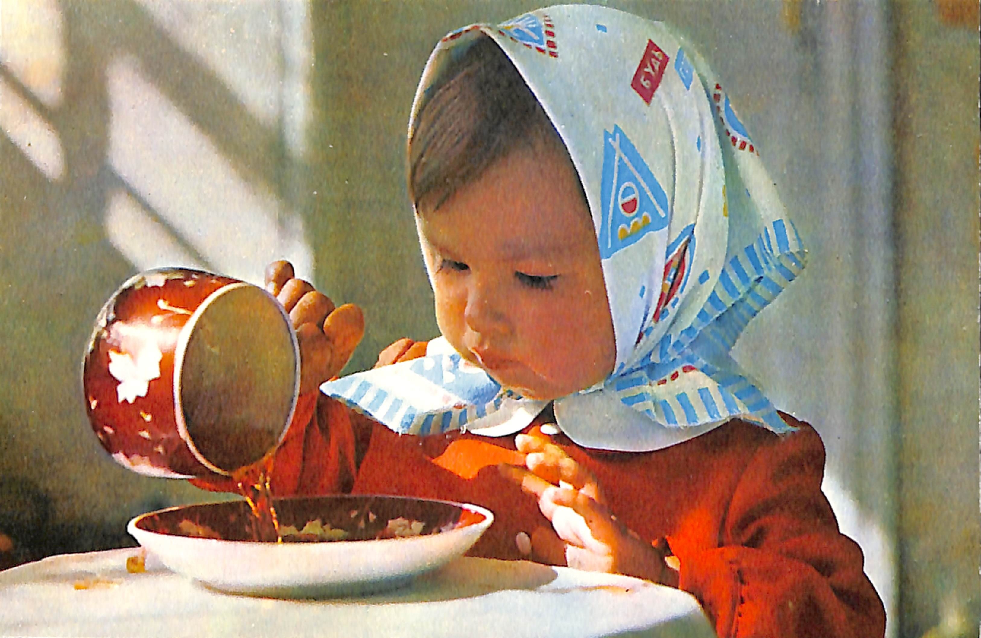Добрые советские времена. Советское чаепитие. Чай в блюдечке. Чай из блюдечка. Девочка в платочке.