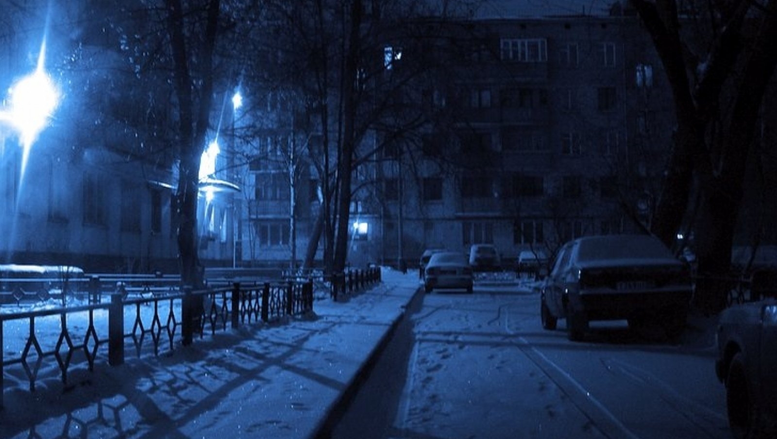 Вечером 7 ночью 9. Зимний двор ночью. Ночной снежный двор. Ночные улицы России зимой. Темные улицы России.