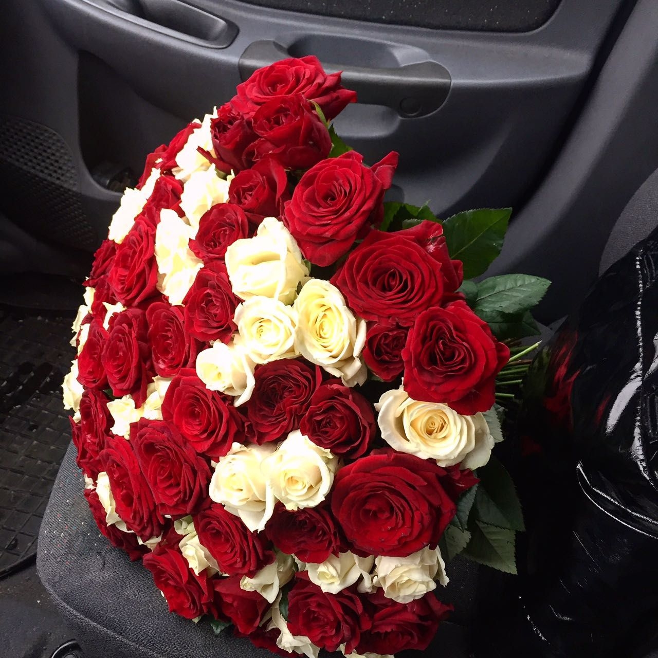 Букет роз в машине (67 фото)