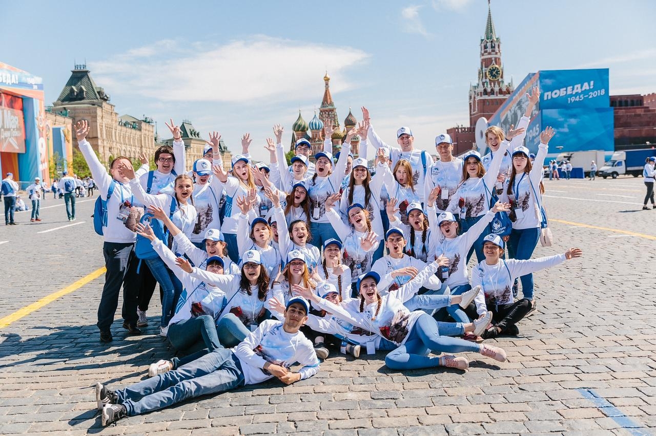 Институт патриотизма. Волонетры Победы красная площадь. Парад Победы волонтеры Победы. Волонтеры Победы 9 мая красная площадь. Парад молодежи.