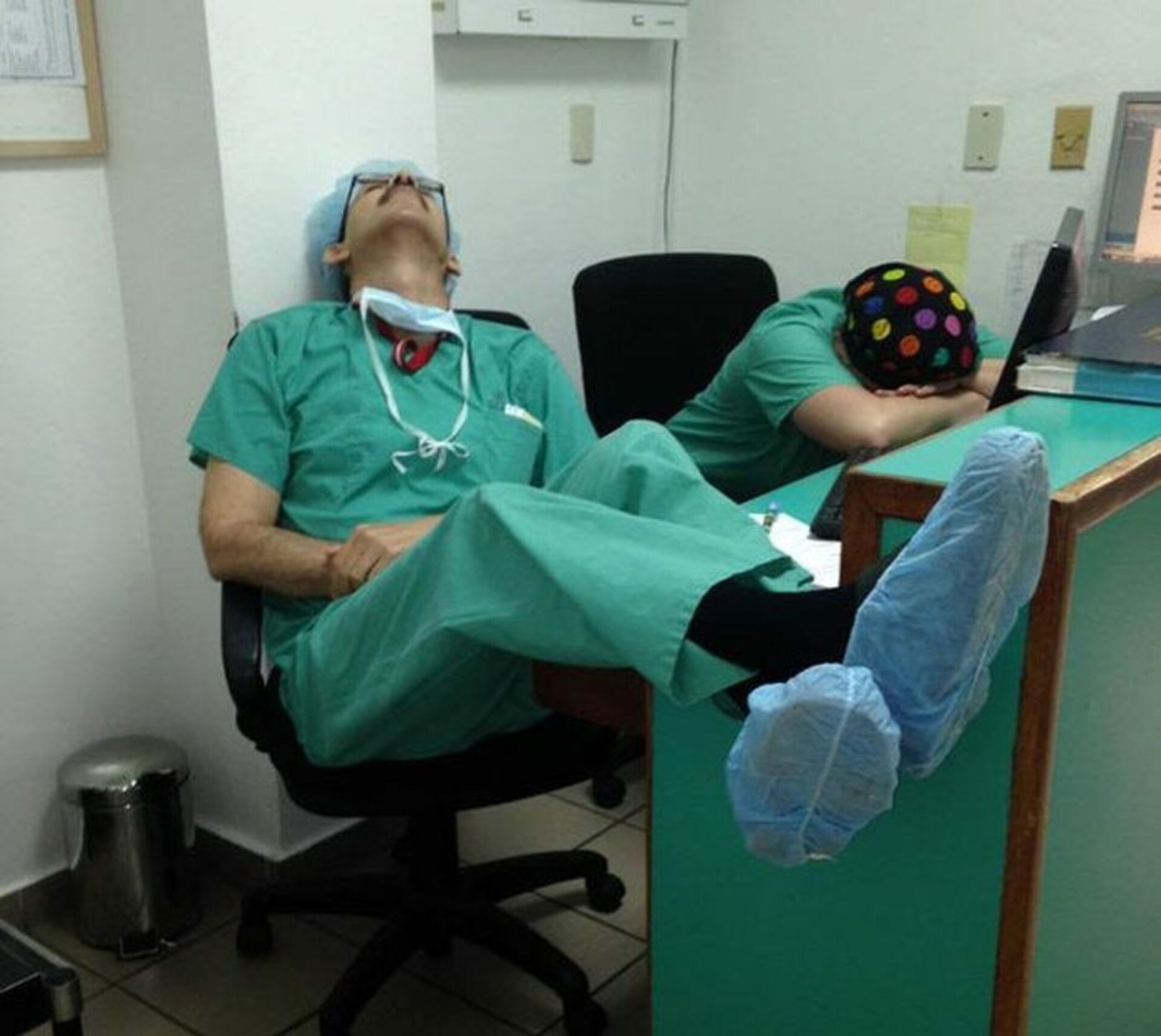 Врач спокойно. Смешная фотосессия для врачей. Уставшая медсестра.