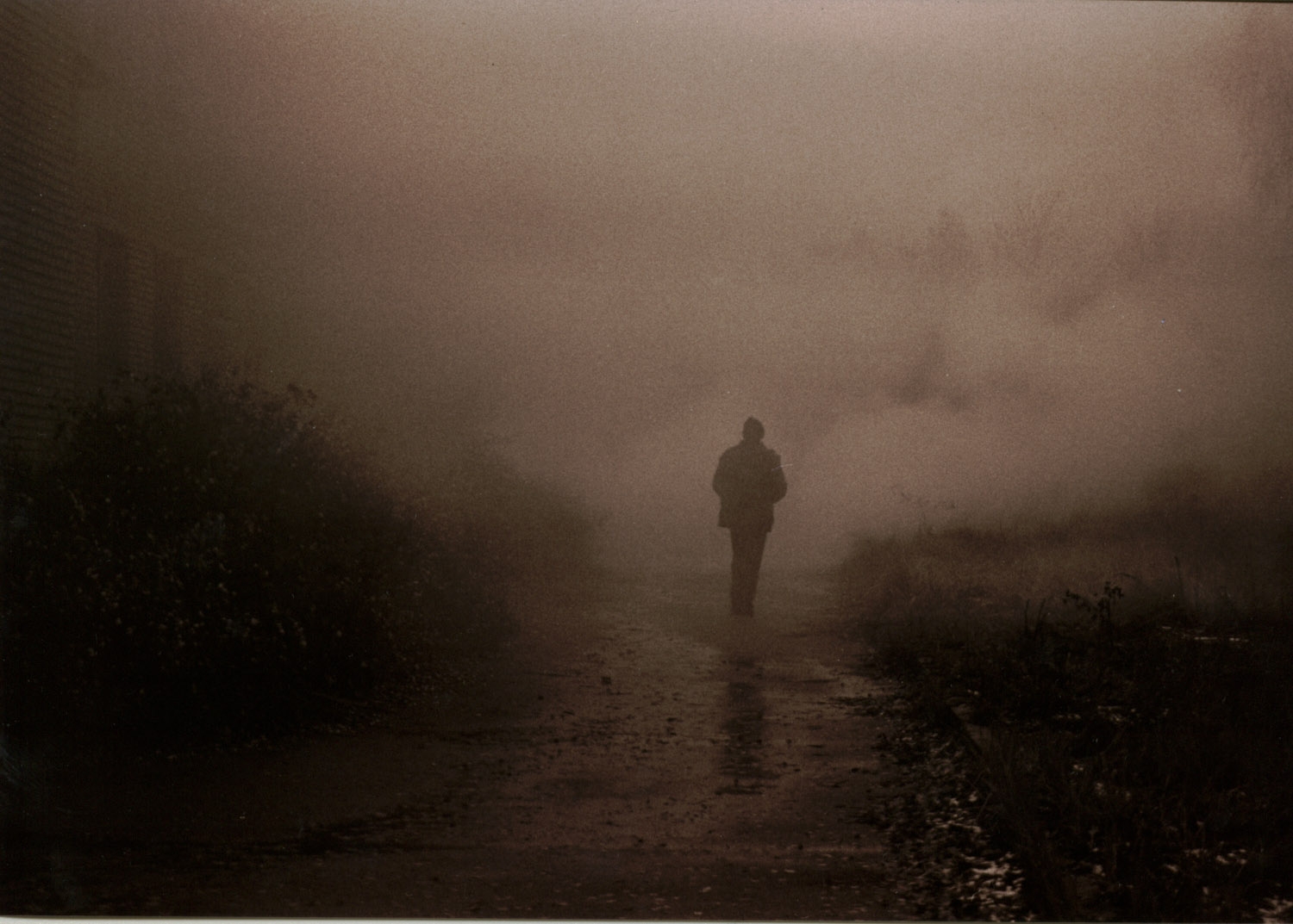 Уходящий в даль картинки. Уходящий в туман. Человек уходит в туман. Человек в тумане. Парень в тумане.