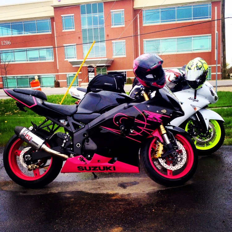 Розовый спортивный мотоцикл