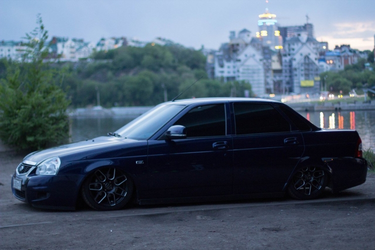 Лада Приора черная заниженная