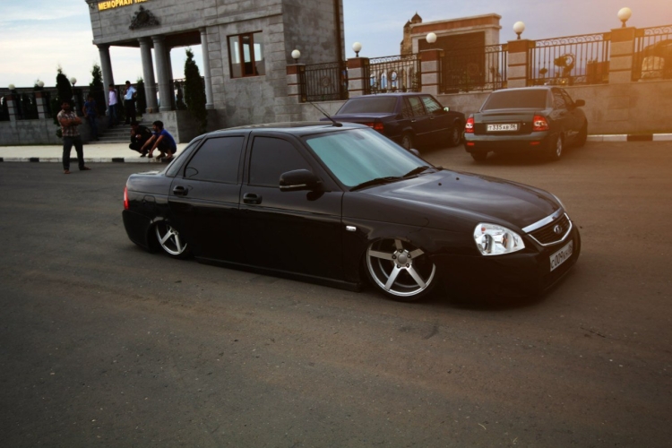 Приора чёрная тонированная заниженная