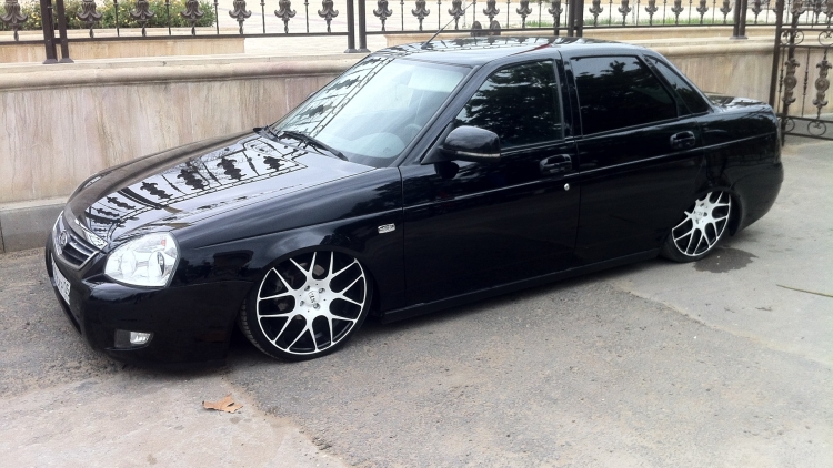 Лада Приора черная заниженная