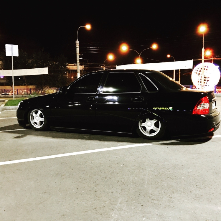 Лада Приора седан черная тонированная заниженная