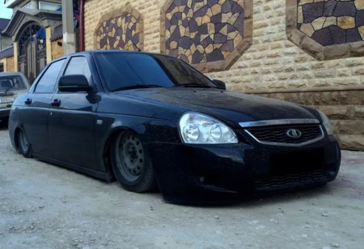 Лада Приора 2 черная заниженная