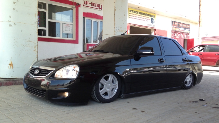 Черная заниженная Приора 2