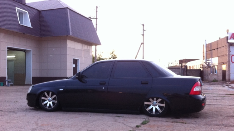 Приора седан черная тонированная посаженная на дисках