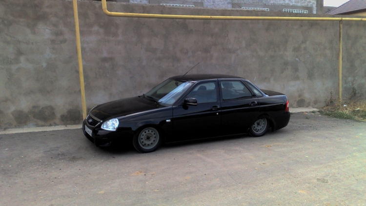 Лада Приора седан черная тонированная посаженая