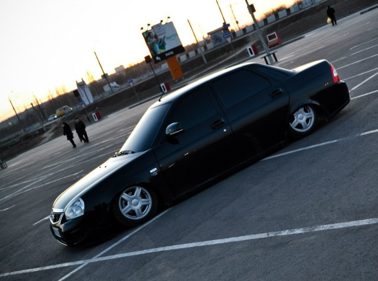 Приора чёрная тонированная заниженная