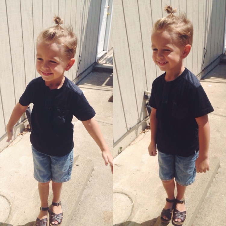 Маленький мальчик с хвостиком