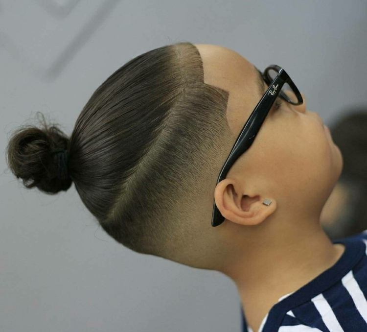 Прическа для мальчика с хвостиком