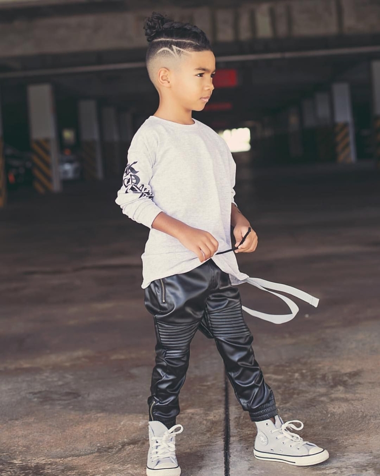 Стрижка с хвостом для мальчика модная