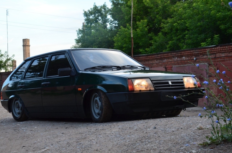 ВАЗ 2109 черная заниженная