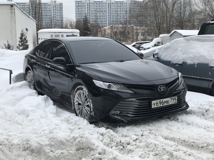 Тойота Камри 70 черная тонированная