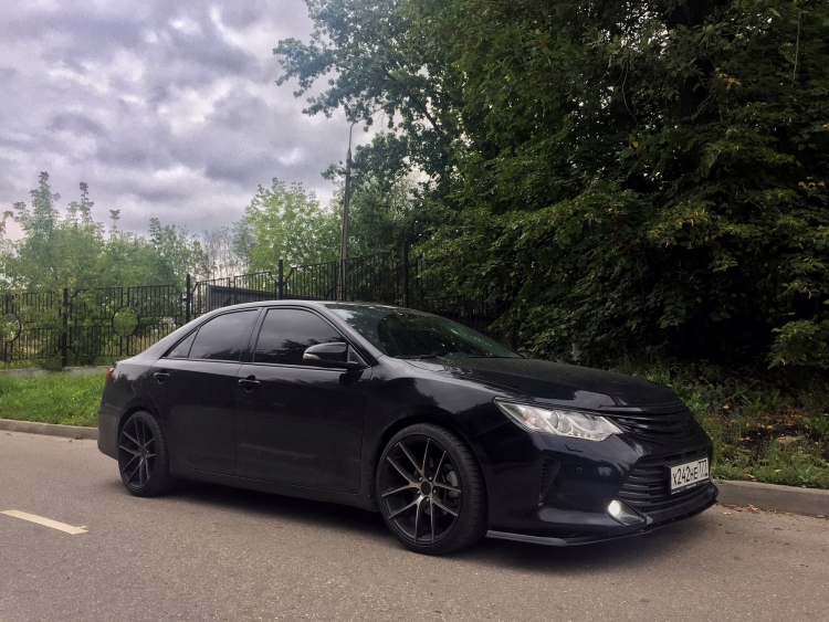 Тойота Камри 50 черная антихром