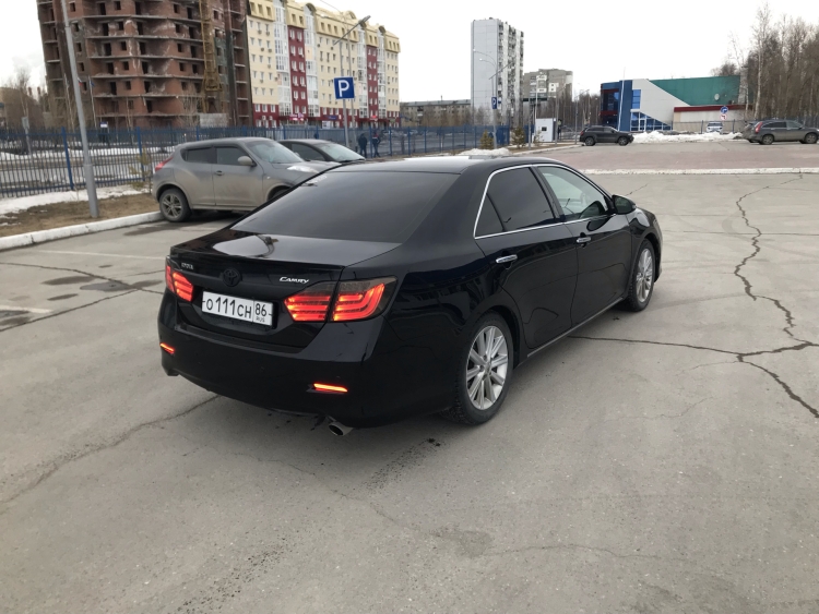 Тойота Камри 50 черная тонированная