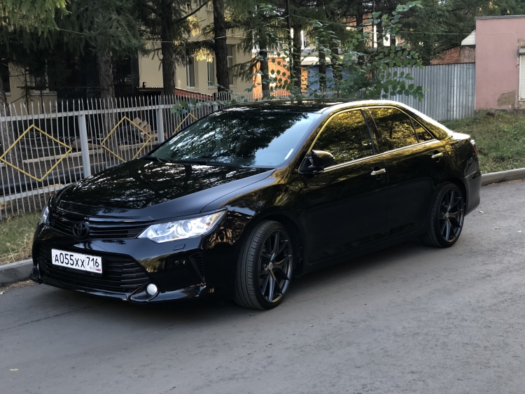 Тойота Камри 50 черная тонированная