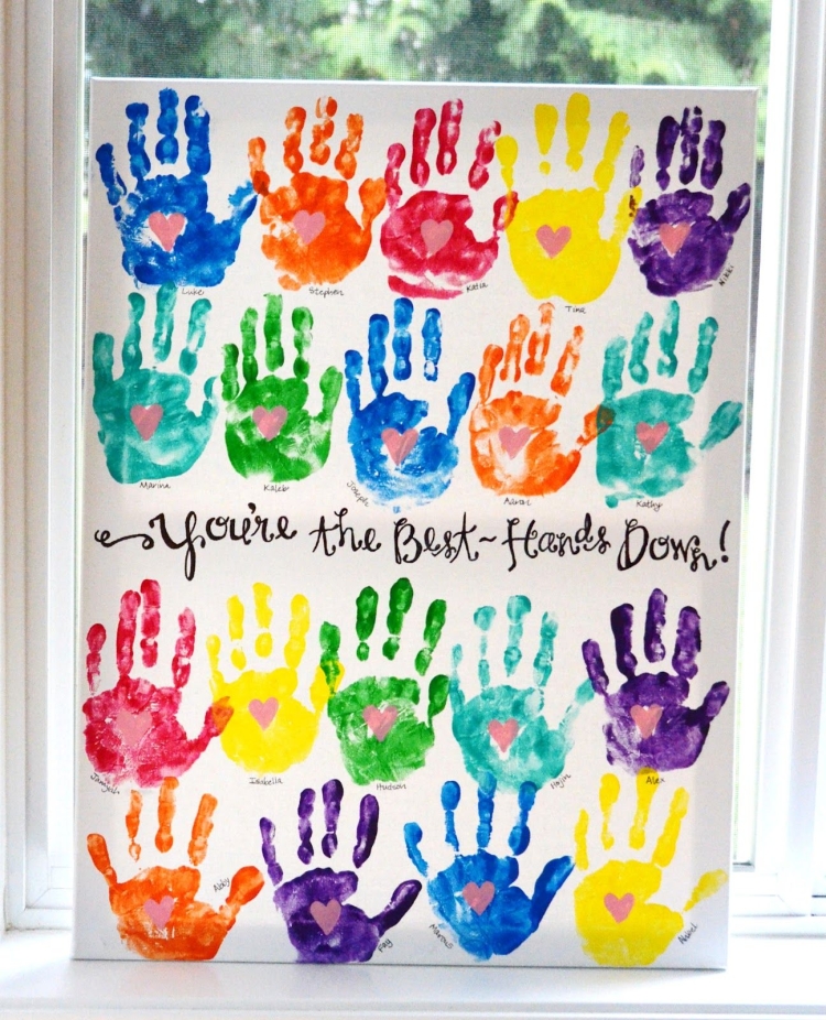 Плакат с отпечатками рук