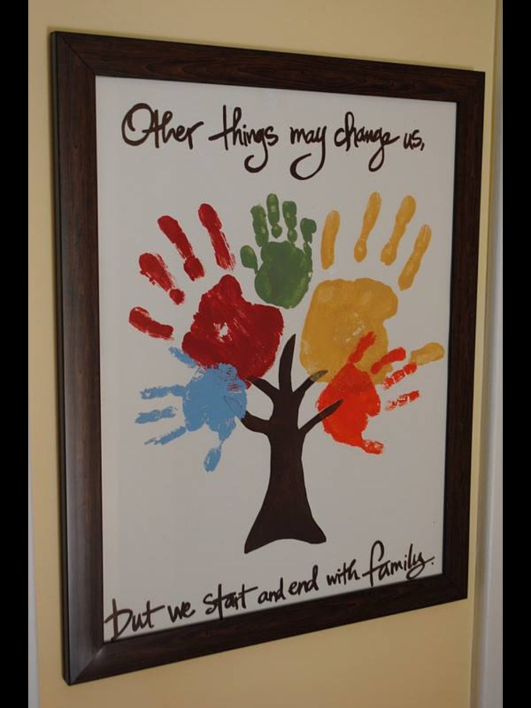 Картина с отпечатками рук