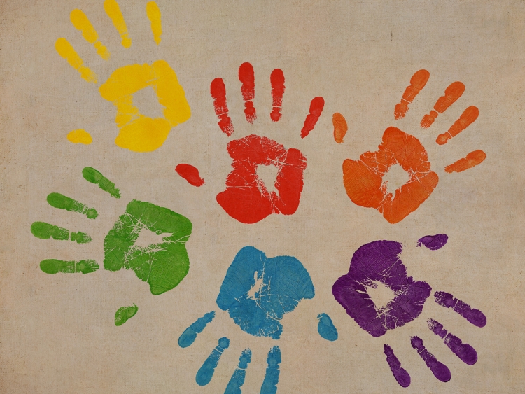 Рисунки с отпечатками детских ручек