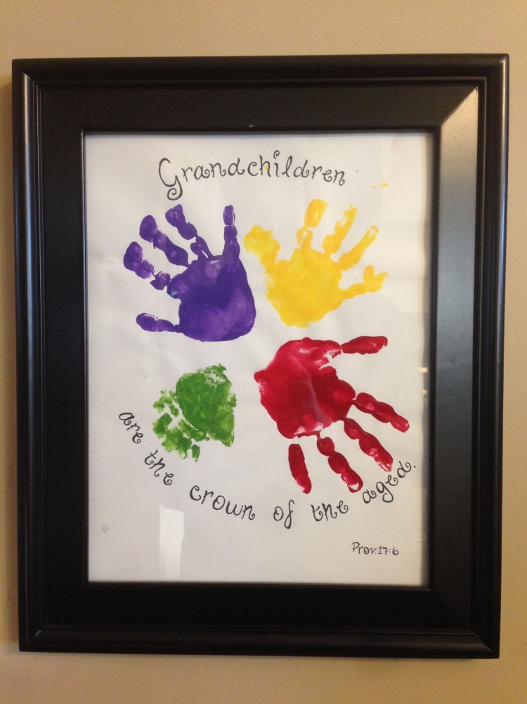 Отпечатки рук семьи красками