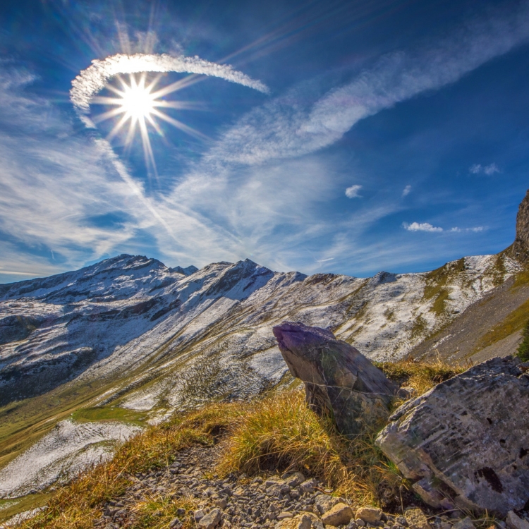 Яркое солнце в горах