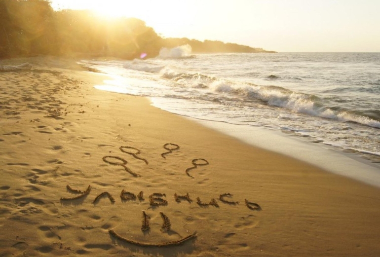 Надпись на песке с днем рождения