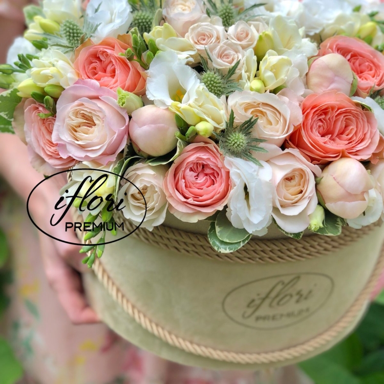 Букет с пионовидными розами в коробке