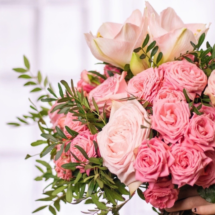 Букет с розовыми пионовидными розами