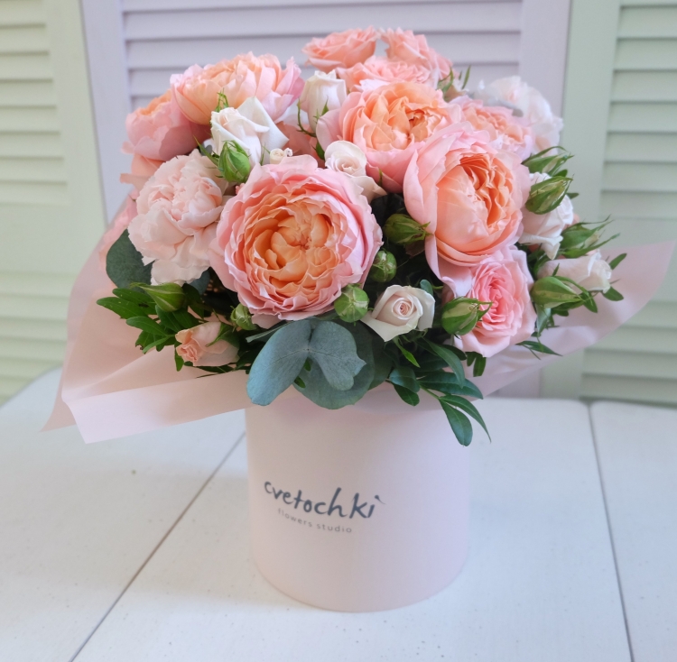 Пионовидные розы букет в коробке