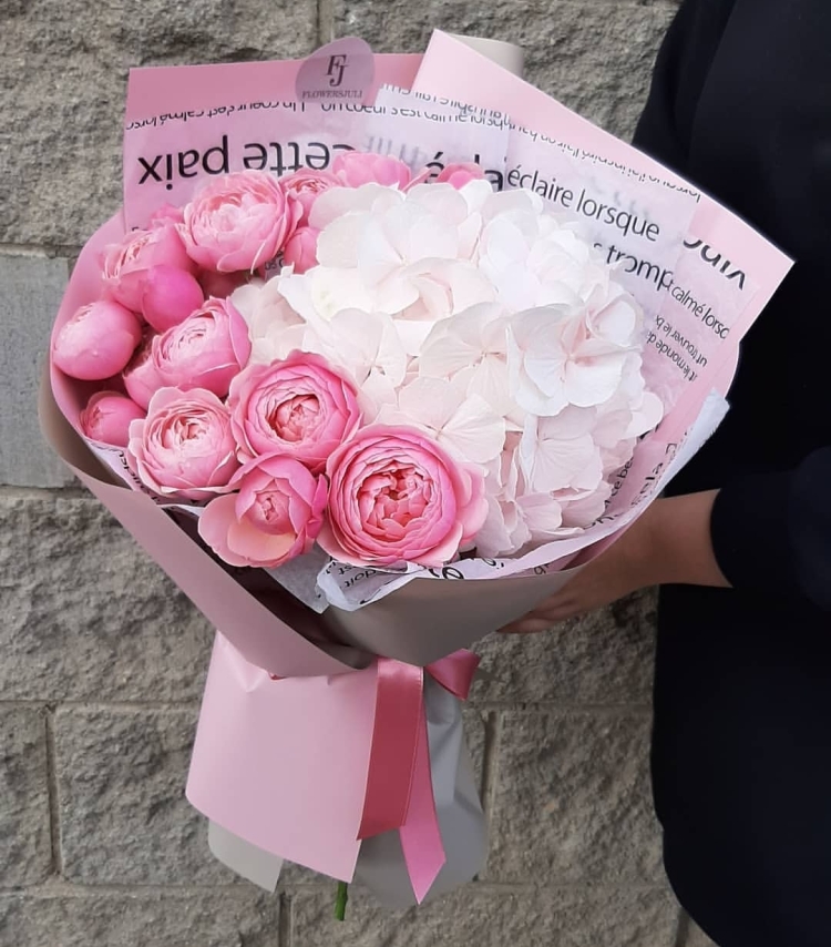 Букет с пионовидными цветами с днем рождения