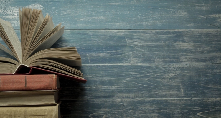 Голубой фон с книгами