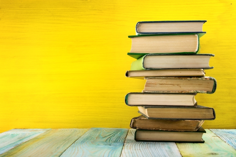 Книги на желтом фоне