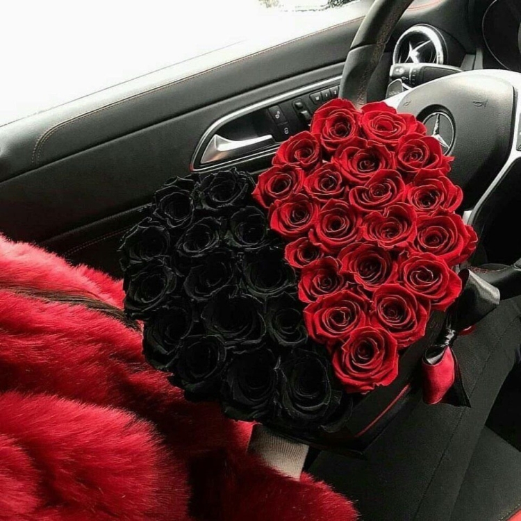 Розы в машине на сиденье
