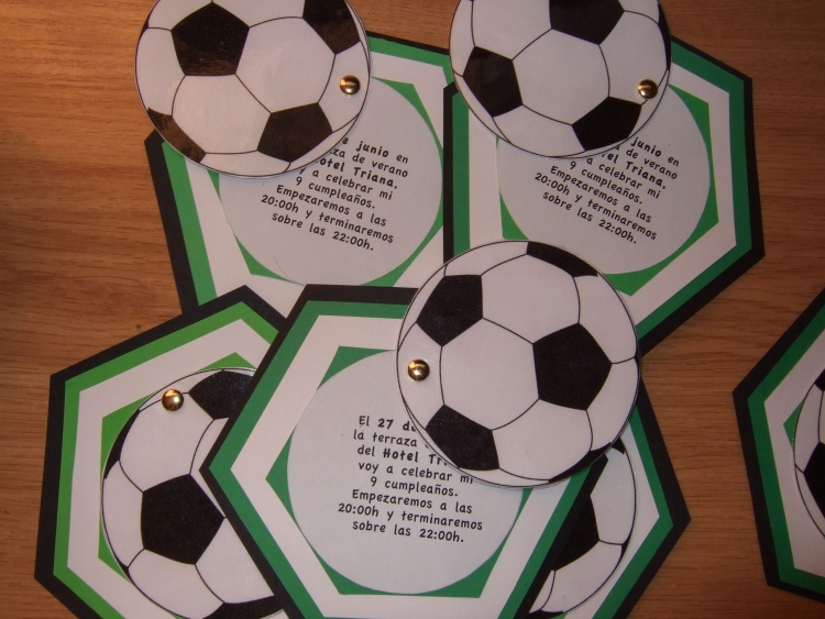 Пригласительные на детский день рождения с футбольным мячом