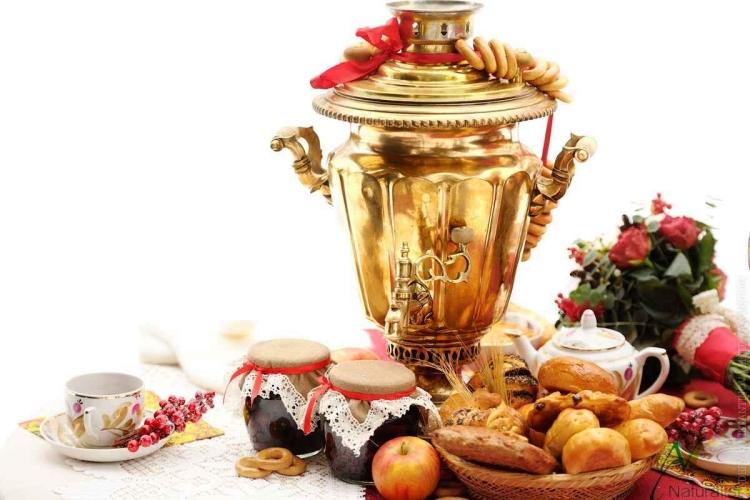 Чай с самоваром и сладостями