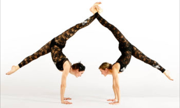 Акробатические упражнения в паре