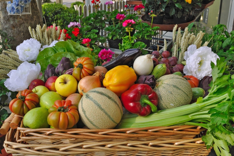 Корзина с фруктами и овощами