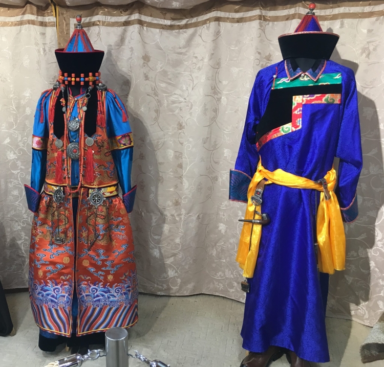 Бурят национальный костюм дэгэл